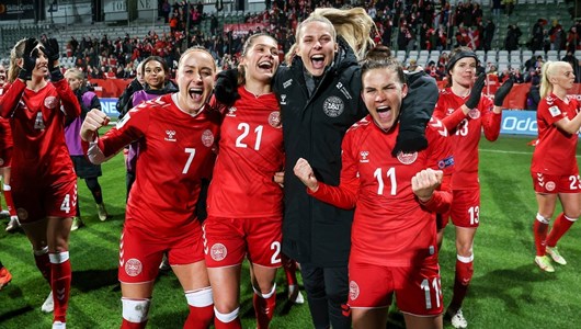 De danske fodboldkvinder jubler efter 3-1 sejren over Rusland på hjemmebanen i Viborg den 30. november 2021 / Foto: Anders Kjærbye, fodboldbilleder.dk