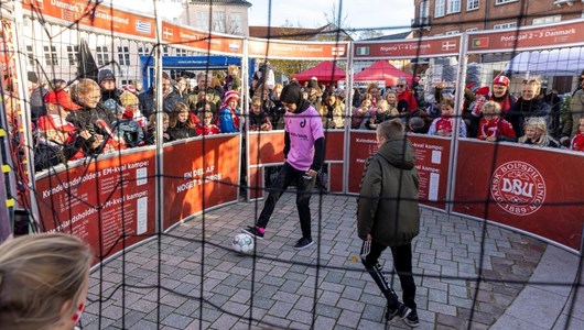 Masser af stemning i fanzonen på Nytorv den 21. oktober 2021 / Foto: Flemming Jeppesen
