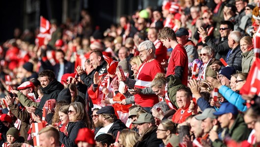Danske fans på Viborg Stadion, Danmark - Aserbajdsjan, 12. april 2022 / Foto: Anders Kjærbye, dbufoto.dk