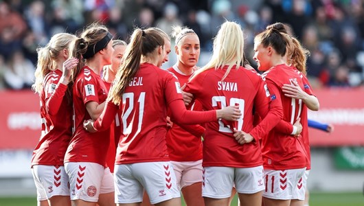 Dansk jubel efter Stine Larsens 1-0 mål, Danmark - Aserbajdsjan, 12. april 2022 / Foto: Anders Kjærbye, dbufoto.dk