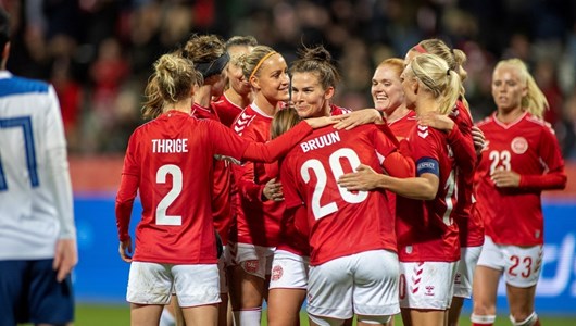 Det danske kvindelandshold jubler efter scoring i VM-kvalifikationskampen mod Bosnien-Herzegovina den 21. oktober 2021 / / Foto: Flemming Jeppesen